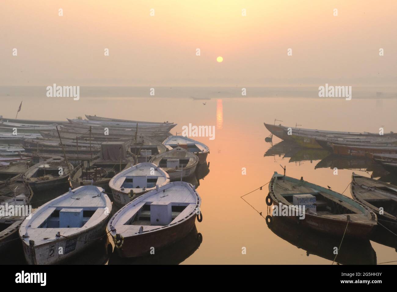 02. Februar 2020 Varanasi, Indien Sonnenaufgang Blick auf den fluss gangas am Morgen in ganga Ghat in Varanasi Stockfoto