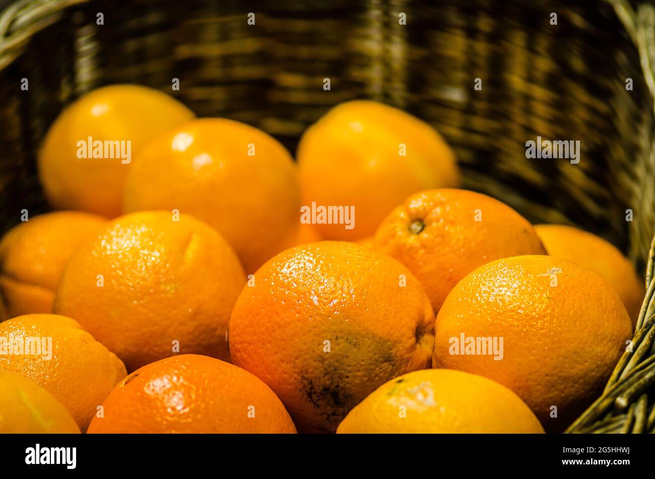 Korb mit Orangen zum Verkauf Stockfoto