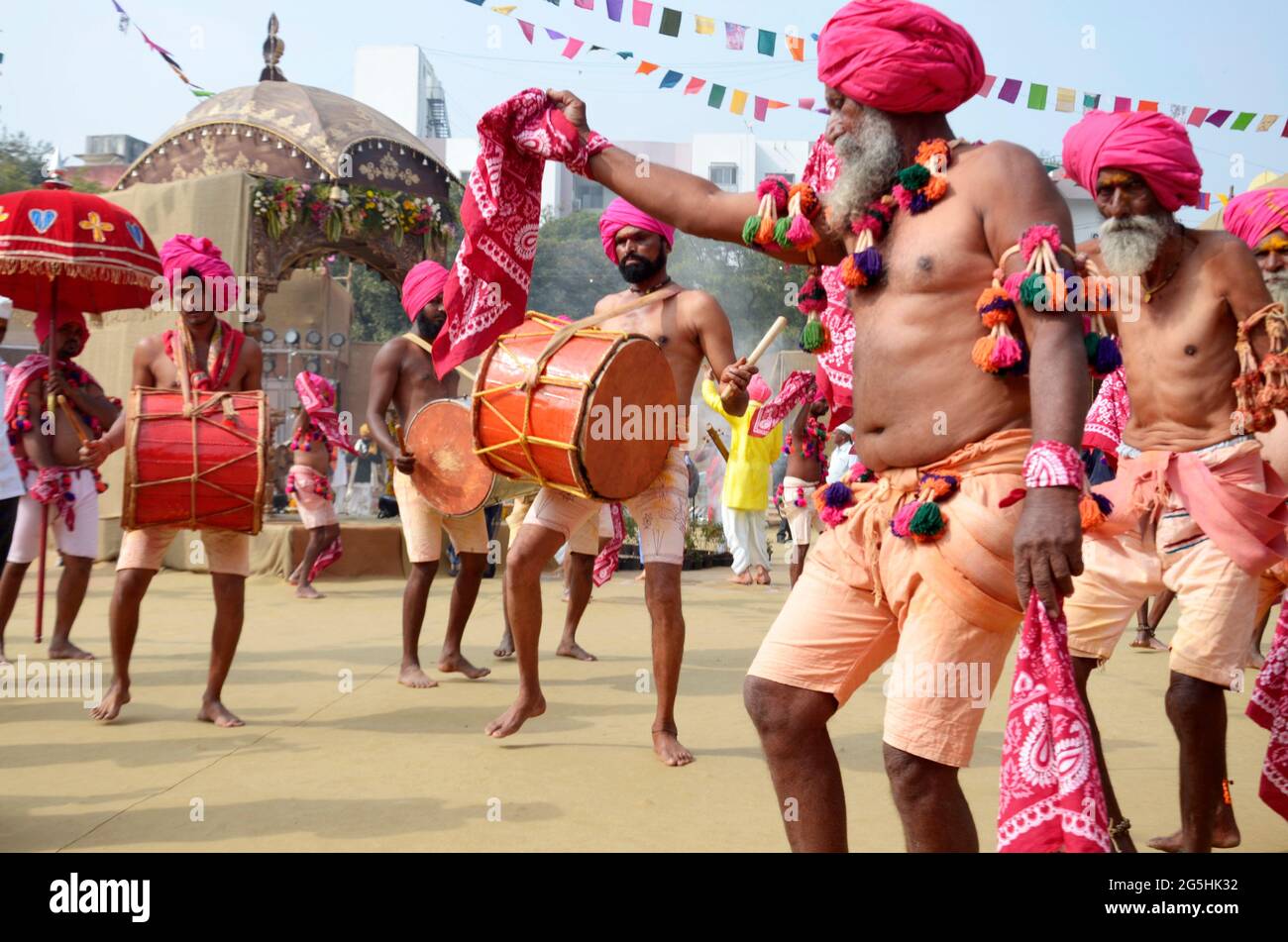 Traditioneller Stammes-Volkstanz und Musik werden am 21. Dezember 2019 beim Bhimthadi-Festival in Pune, Indien, aufgeführt Stockfoto