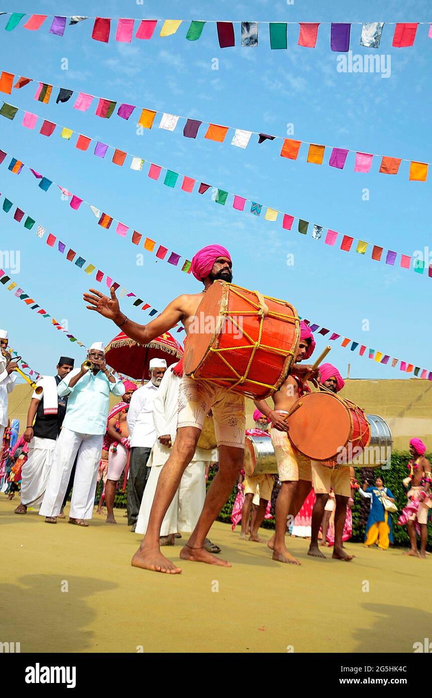 Traditioneller Stammes-Volkstanz und Musik werden am 21. Dezember 2019 beim Bhimthadi-Festival in Pune, Indien, aufgeführt Stockfoto