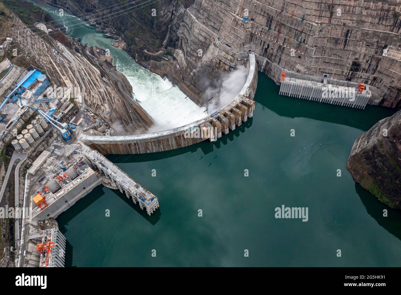 Qiaojia. Juni 2021. Luftaufnahme vom 28. Juni 2021 zeigt das Wasserkraftwerk Baihetan im Südwesten Chinas. Das Wasserkraftwerk Baihetan, das nach der installierten Gesamtkapazität weltweit zweitgrößte Wasserkraftwerk, wurde am Montag offiziell in Südwestchina in Betrieb genommen. Quelle: Jiang Wenyao/Xinhua/Alamy Live News Stockfoto