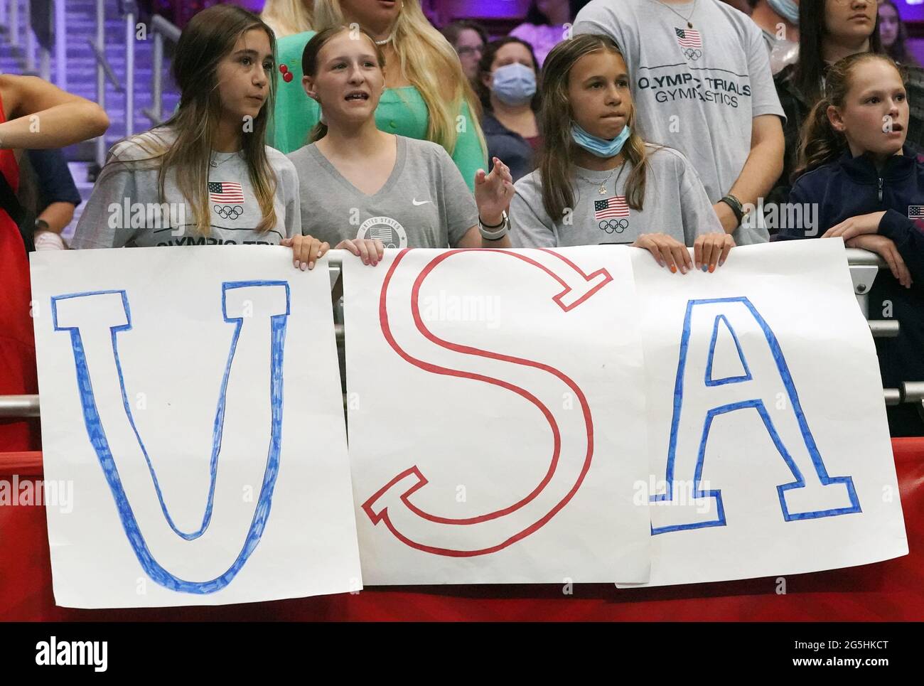 St. Louis, Usa. Juni 2021. Junge Fans halten Zeichen, die die USA bezaubern, während sie Aufwärmungen vor Tag 2 der US-amerikanischen olympischen Frauenturnikspiele am 27. Juni 2021 im The Dome im America's Center in St. Louis beobachten. Foto von Bill Greenblatt/UPI Credit: UPI/Alamy Live News Stockfoto
