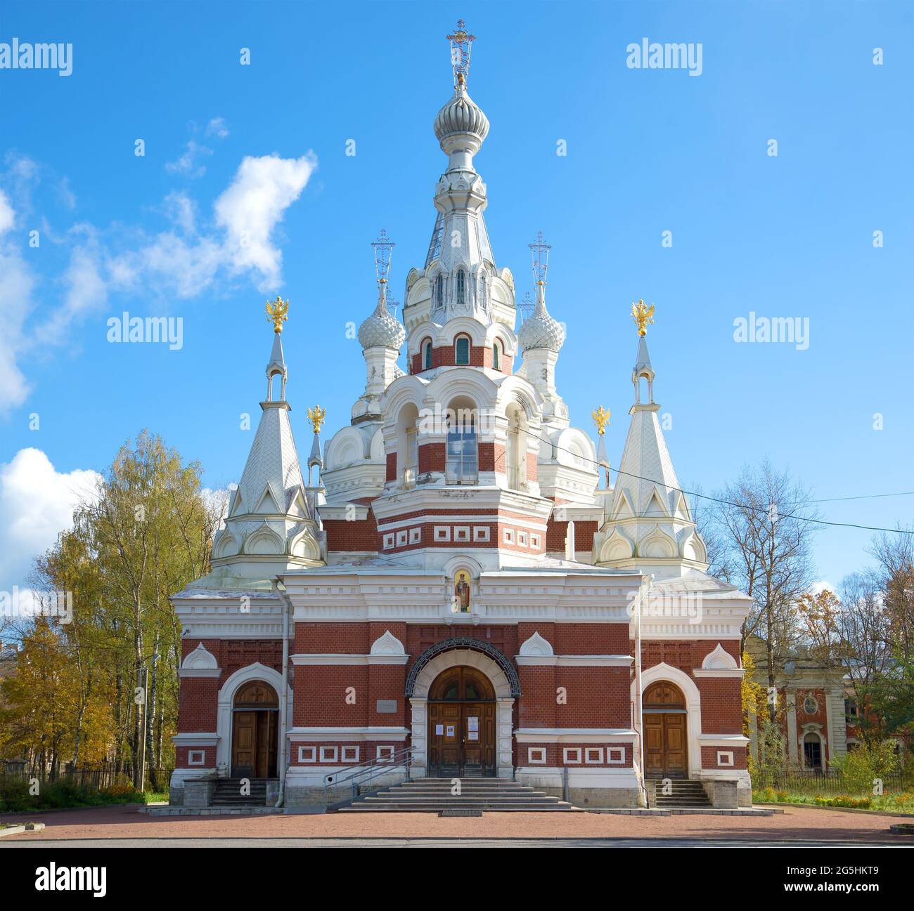 SANKT PETERSBURG, RUSSLAND - 03. OKTOBER 2016: St. Nikolaus-Kathedrale in Pavlovsk sonniger Herbsttag Stockfoto