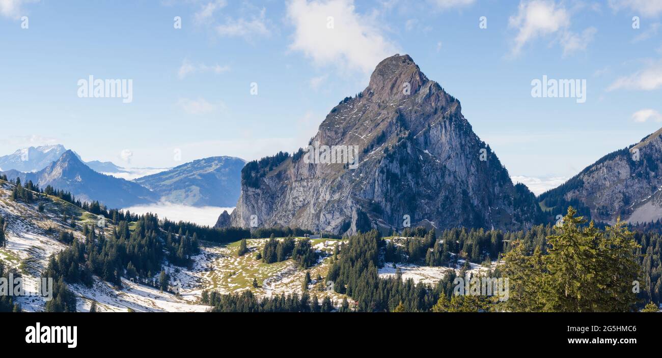 Panoramablick auf den legendären Großen Mythen-Gipfel in den Schwyzer Alpen, Kanton Schwyz, Schweizer Alpen, Schweiz Stockfoto
