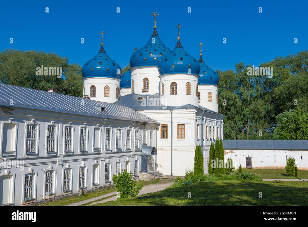 Kathedrale zu Ehren der Erhöhung des Heiligen und lebensspendenden Kreuzes des Herrn des Klosters St. Georg an einem sonnigen Julitag. Weliki Nowgorod, Russi Stockfoto