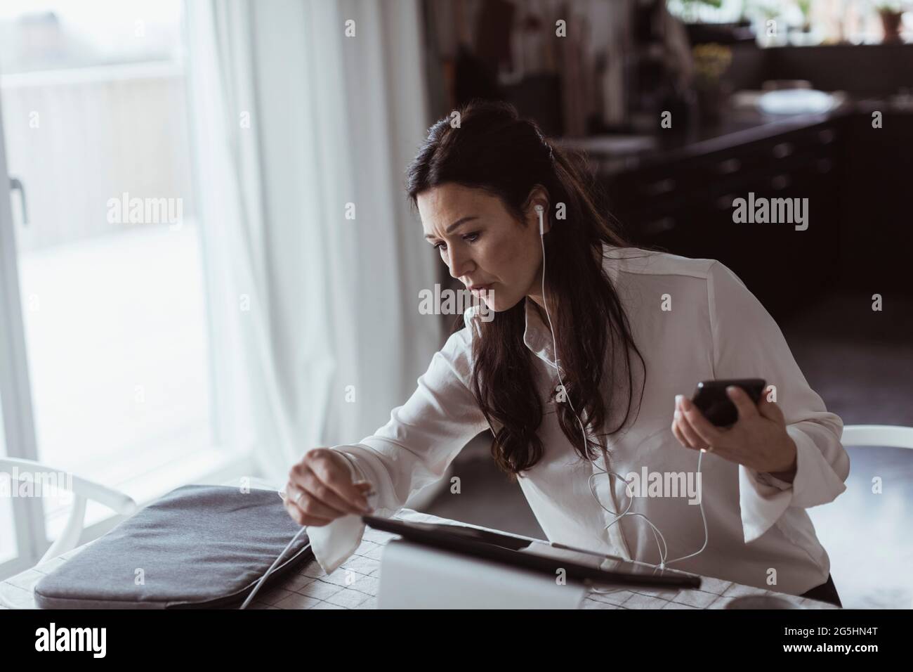 Geschäftsfrau, die im Home Office mit einem digitalen Tablet arbeitet Stockfoto