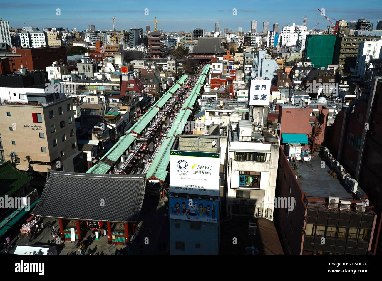 Blick vom Asakusa Besucherzentrum der Besucher im Nakamise-dori des Sensoji-Tempels am 3. Tag der Neujahrsfeiertage in Japan, Asakusa, Tokio, Japan. Stockfoto