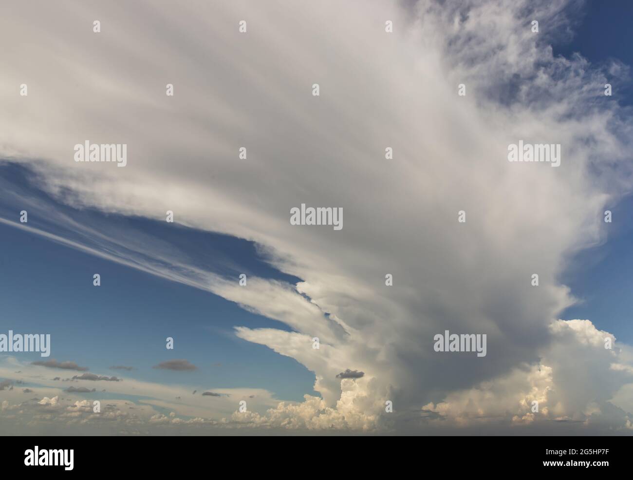 Die Sonne scheint durch die Wolken am Himmel. Die Form der Wolken weckt Phantasie und Kreativität. Kopierbereich, selektiver Fokus. Stockfoto Die Sonne scheint durch die Wolken am Himmel. Die Form der Wolken weckt Phantasie und Kreativität. Kopierbereich, selektiver Fokus. Stockfoto