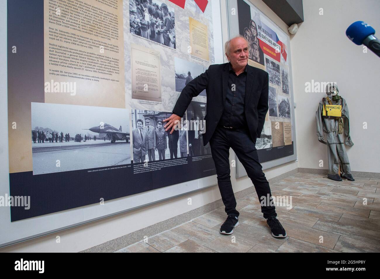 Milovice, Tschechische Republik. Juni 2021. Der tschechische Komponist, Sänger und politische Aktivist Michael Kocab nimmt an einer Militärparade Teil, anlässlich des Abgangs sowjetischer Truppen aus der Tschechoslowakei in Milovice, Tschechische Republik, am 26. Juni 2021. Kocab führte eine parlamentskommission an, die die Rückführung sowjetischer Soldaten aus der Tschechoslowakei aushandelte. Eine Gruppe von oppositionellen Gesetzgebern möchte den Abzug der sowjetischen Truppen aus der ehemaligen Tschechoslowakei im Jahr 1991 als Gedenktag verklagen. Quelle: Josef Vostarek/CTK Photo/Alamy Live News Stockfoto