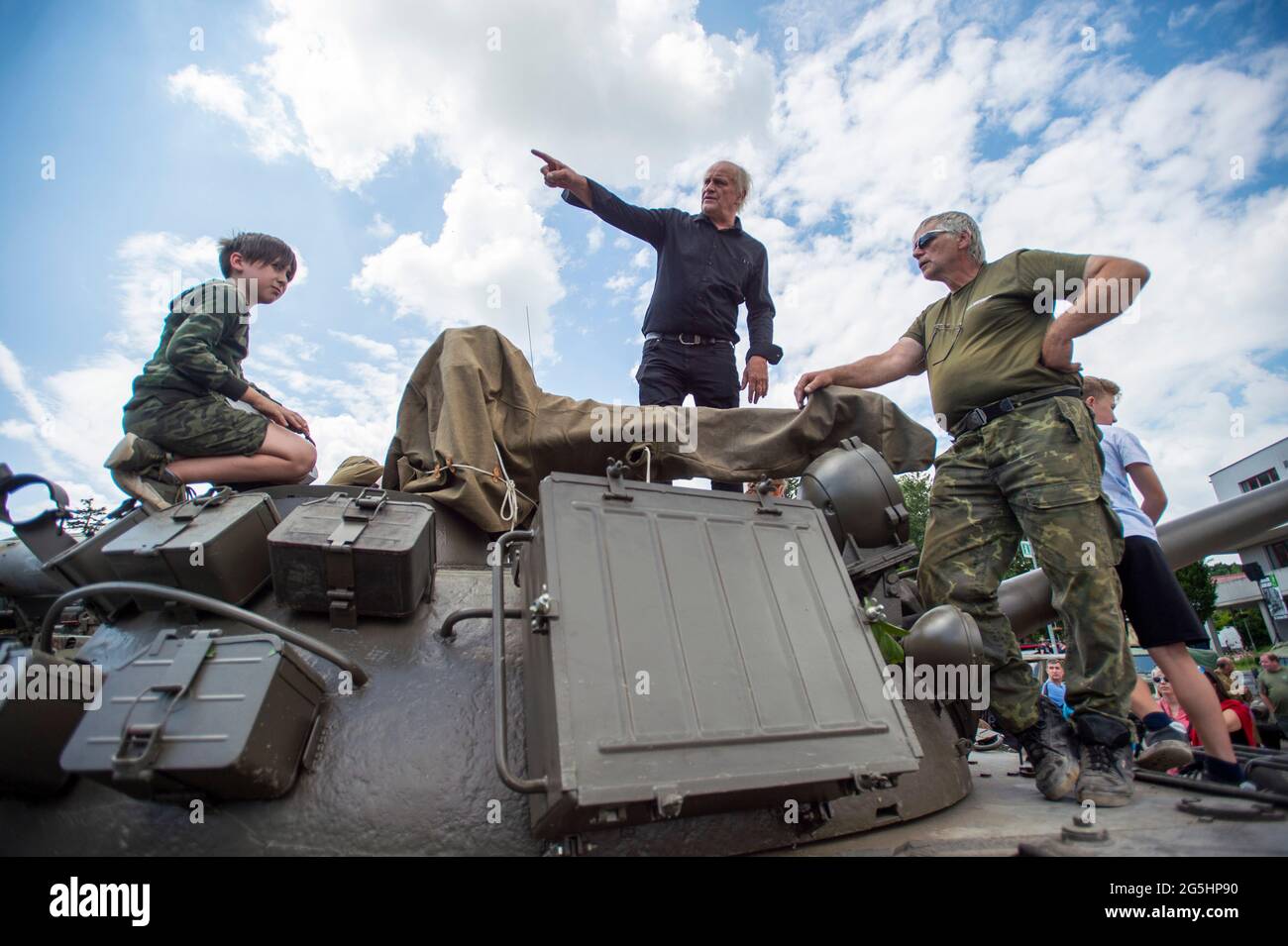 Milovice, Tschechische Republik. Juni 2021. Der tschechische Komponist, Sänger und politische Aktivist Michael Kocab nimmt an einer Militärparade Teil, anlässlich des Abgangs sowjetischer Truppen aus der Tschechoslowakei in Milovice, Tschechische Republik, am 26. Juni 2021. Kocab führte eine parlamentskommission an, die die Rückführung sowjetischer Soldaten aus der Tschechoslowakei aushandelte. Eine Gruppe von oppositionellen Gesetzgebern möchte den Abzug der sowjetischen Truppen aus der ehemaligen Tschechoslowakei im Jahr 1991 als Gedenktag verklagen. Quelle: Josef Vostarek/CTK Photo/Alamy Live News Stockfoto