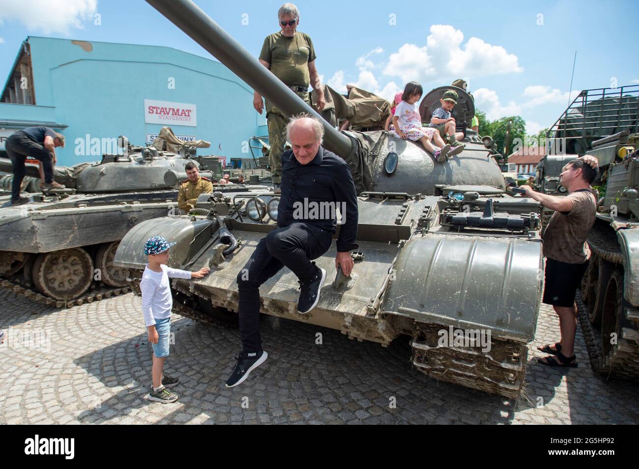 Milovice, Tschechische Republik. Juni 2021. Der tschechische Komponist, Sänger und politische Aktivist Michael Kocab nimmt an einer Militärparade Teil, anlässlich des Abgangs sowjetischer Truppen aus der Tschechoslowakei in Milovice, Tschechische Republik, am 26. Juni 2021. Kocab führte eine parlamentskommission an, die die Rückführung sowjetischer Soldaten aus der Tschechoslowakei aushandelte. Eine Gruppe von oppositionellen Gesetzgebern möchte den Abzug der sowjetischen Truppen aus der ehemaligen Tschechoslowakei im Jahr 1991 als Gedenktag verklagen. Quelle: Josef Vostarek/CTK Photo/Alamy Live News Stockfoto