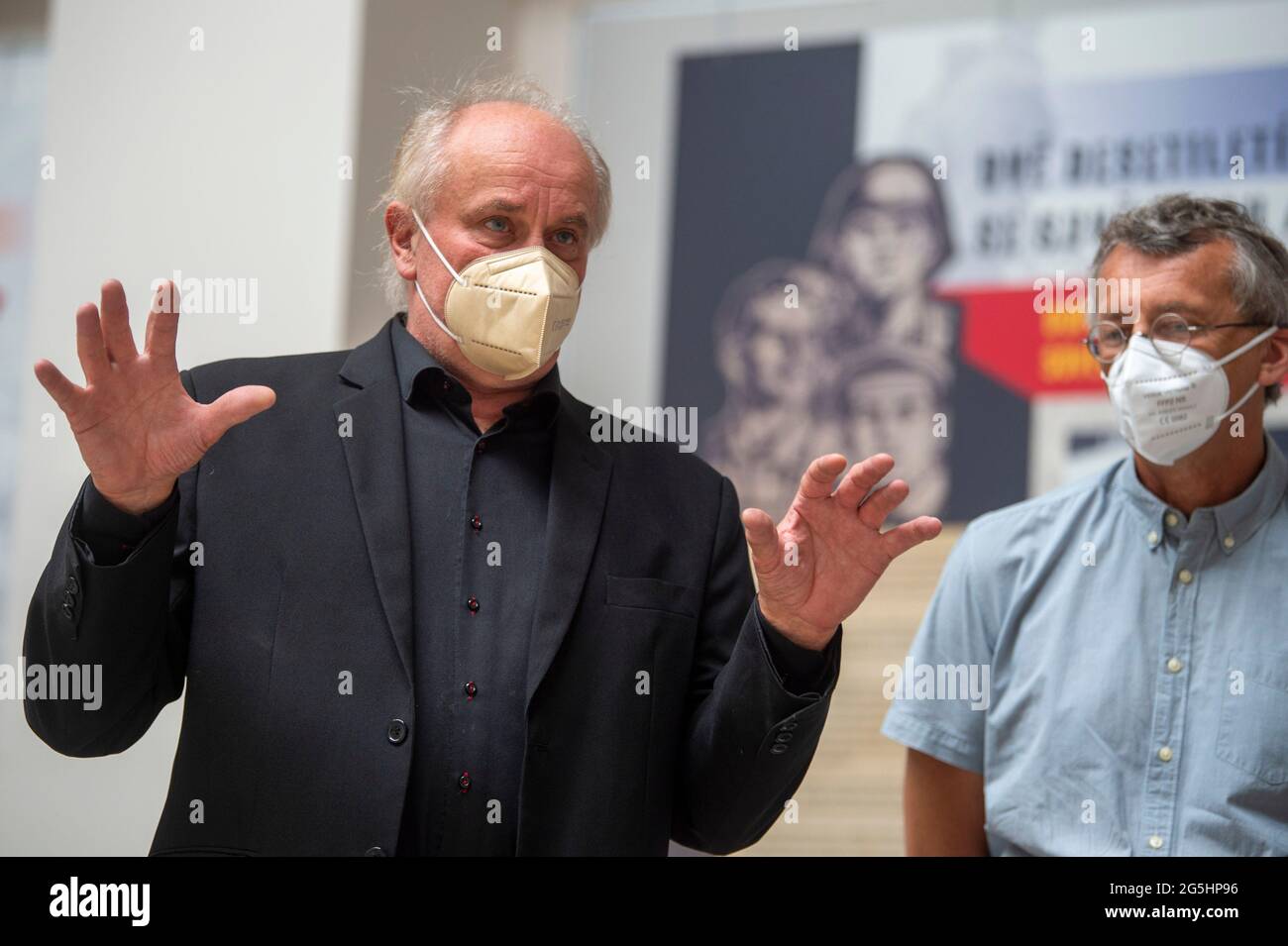 Milovice, Tschechische Republik. Juni 2021. Der tschechische Komponist, Sänger und politische Aktivist Michael Kocab nimmt an einer Militärparade Teil, anlässlich des Abgangs sowjetischer Truppen aus der Tschechoslowakei in Milovice, Tschechische Republik, am 26. Juni 2021. Kocab führte eine parlamentskommission an, die die Rückführung sowjetischer Soldaten aus der Tschechoslowakei aushandelte. Eine Gruppe von oppositionellen Gesetzgebern möchte den Abzug der sowjetischen Truppen aus der ehemaligen Tschechoslowakei im Jahr 1991 als Gedenktag verklagen. Quelle: Josef Vostarek/CTK Photo/Alamy Live News Stockfoto