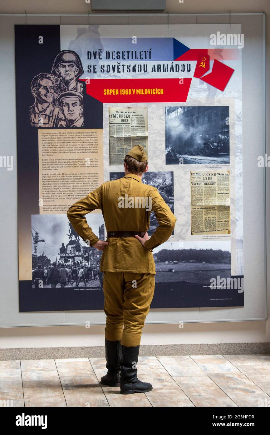 Milovice, Tschechische Republik. Juni 2021. Militärparade anlässlich des Abgangs sowjetischer Truppen aus der Tschechoslowakei in Milovice, Tschechische Republik, 26. Juni 2021. Eine Gruppe von oppositionellen Gesetzgebern möchte den Abzug der sowjetischen Truppen aus der ehemaligen Tschechoslowakei im Jahr 1991 als Gedenktag verklagen. Quelle: Josef Vostarek/CTK Photo/Alamy Live News Stockfoto