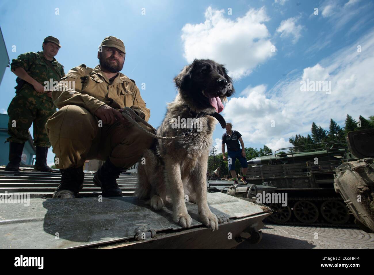 Milovice, Tschechische Republik. Juni 2021. Militärparade anlässlich des Abgangs sowjetischer Truppen aus der Tschechoslowakei in Milovice, Tschechische Republik, 26. Juni 2021. Eine Gruppe von oppositionellen Gesetzgebern möchte den Abzug der sowjetischen Truppen aus der ehemaligen Tschechoslowakei im Jahr 1991 als Gedenktag verklagen. Quelle: Josef Vostarek/CTK Photo/Alamy Live News Stockfoto