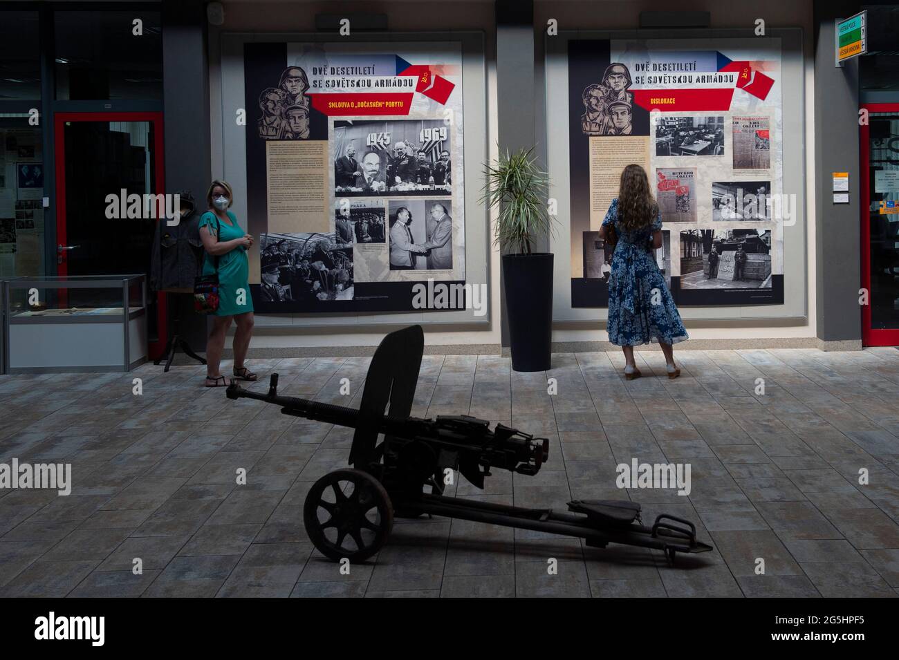 Milovice, Tschechische Republik. Juni 2021. Militärparade anlässlich des Abgangs sowjetischer Truppen aus der Tschechoslowakei in Milovice, Tschechische Republik, 26. Juni 2021. Eine Gruppe von oppositionellen Gesetzgebern möchte den Abzug der sowjetischen Truppen aus der ehemaligen Tschechoslowakei im Jahr 1991 als Gedenktag verklagen. Quelle: Josef Vostarek/CTK Photo/Alamy Live News Stockfoto