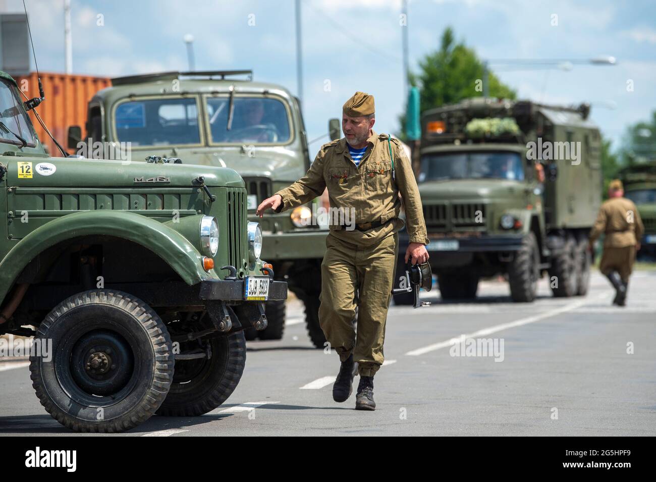 Milovice, Tschechische Republik. Juni 2021. Militärparade anlässlich des Abgangs sowjetischer Truppen aus der Tschechoslowakei in Milovice, Tschechische Republik, 26. Juni 2021. Eine Gruppe von oppositionellen Gesetzgebern möchte den Abzug der sowjetischen Truppen aus der ehemaligen Tschechoslowakei im Jahr 1991 als Gedenktag verklagen. Quelle: Josef Vostarek/CTK Photo/Alamy Live News Stockfoto