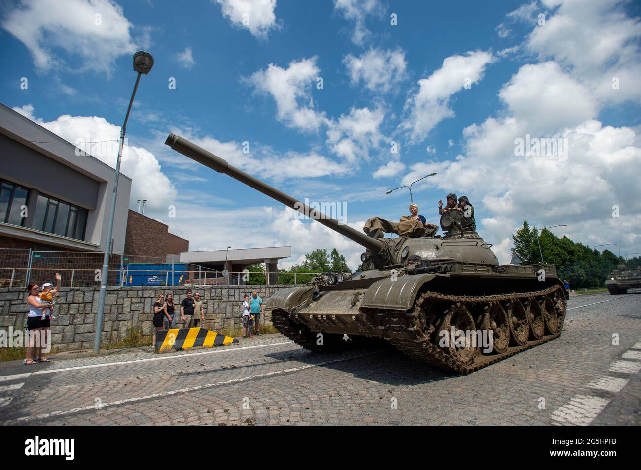 Milovice, Tschechische Republik. Juni 2021. Militärparade anlässlich des Abgangs sowjetischer Truppen aus der Tschechoslowakei in Milovice, Tschechische Republik, 26. Juni 2021. Eine Gruppe von oppositionellen Gesetzgebern möchte den Abzug der sowjetischen Truppen aus der ehemaligen Tschechoslowakei im Jahr 1991 als Gedenktag verklagen. Quelle: Josef Vostarek/CTK Photo/Alamy Live News Stockfoto