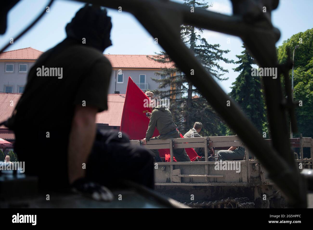 Milovice, Tschechische Republik. Juni 2021. Militärparade anlässlich des Abgangs sowjetischer Truppen aus der Tschechoslowakei in Milovice, Tschechische Republik, 26. Juni 2021. Eine Gruppe von oppositionellen Gesetzgebern möchte den Abzug der sowjetischen Truppen aus der ehemaligen Tschechoslowakei im Jahr 1991 als Gedenktag verklagen. Quelle: Josef Vostarek/CTK Photo/Alamy Live News Stockfoto