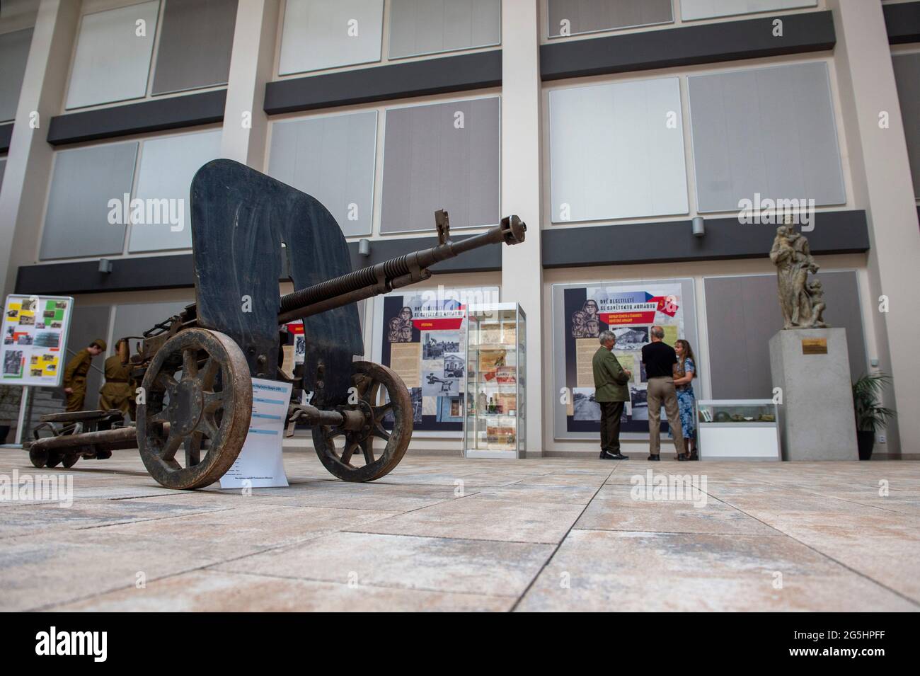 Milovice, Tschechische Republik. Juni 2021. Militärparade anlässlich des Abgangs sowjetischer Truppen aus der Tschechoslowakei in Milovice, Tschechische Republik, 26. Juni 2021. Eine Gruppe von oppositionellen Gesetzgebern möchte den Abzug der sowjetischen Truppen aus der ehemaligen Tschechoslowakei im Jahr 1991 als Gedenktag verklagen. Quelle: Josef Vostarek/CTK Photo/Alamy Live News Stockfoto