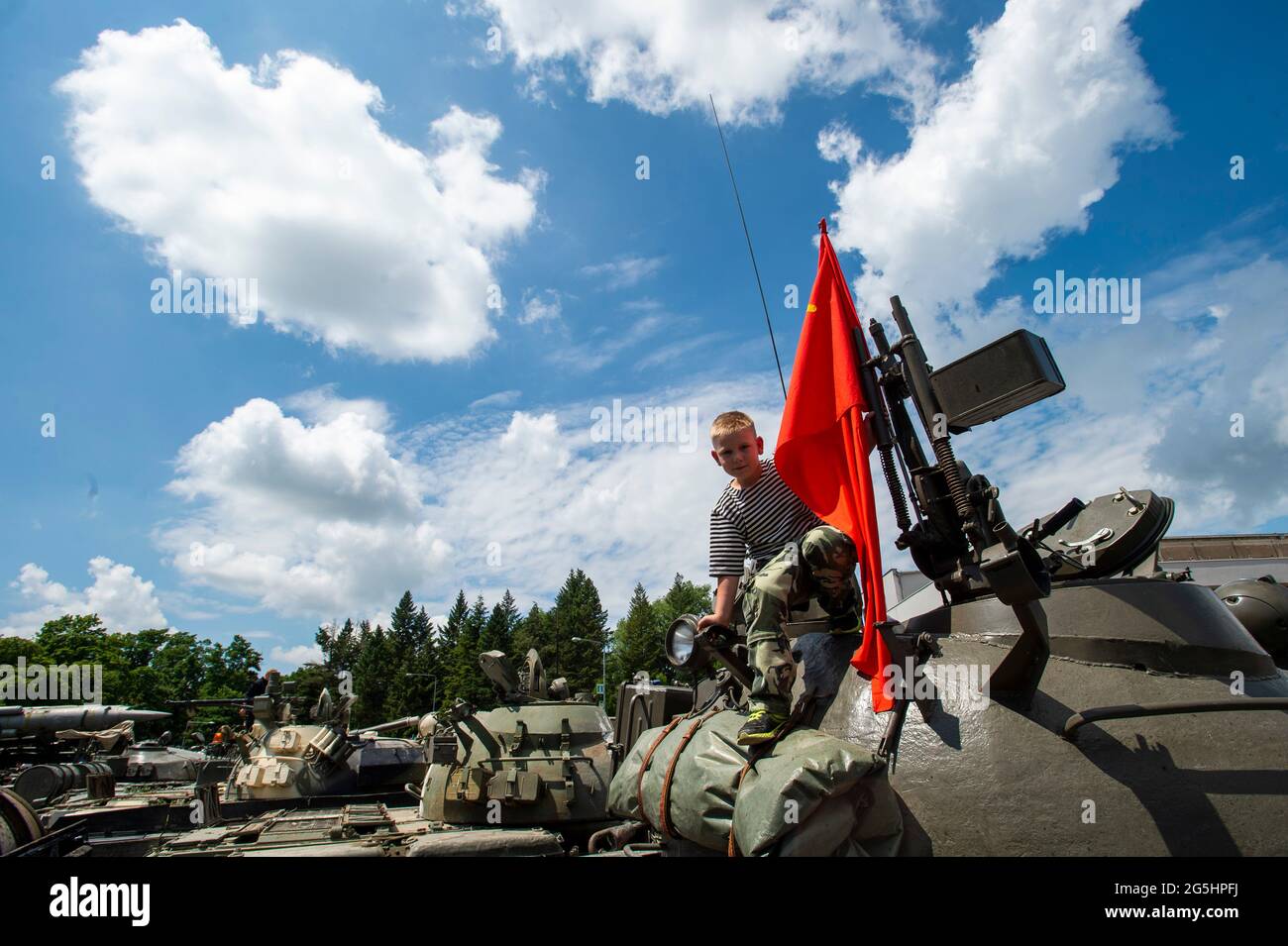 Milovice, Tschechische Republik. Juni 2021. Militärparade anlässlich des Abgangs sowjetischer Truppen aus der Tschechoslowakei in Milovice, Tschechische Republik, 26. Juni 2021. Eine Gruppe von oppositionellen Gesetzgebern möchte den Abzug der sowjetischen Truppen aus der ehemaligen Tschechoslowakei im Jahr 1991 als Gedenktag verklagen. Quelle: Josef Vostarek/CTK Photo/Alamy Live News Stockfoto