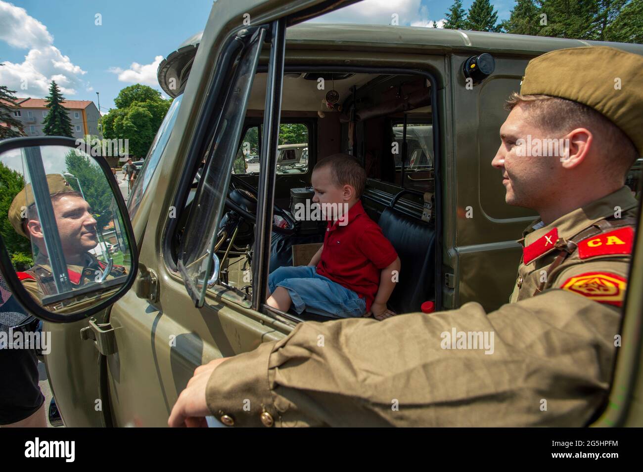 Milovice, Tschechische Republik. Juni 2021. Militärparade anlässlich des Abgangs sowjetischer Truppen aus der Tschechoslowakei in Milovice, Tschechische Republik, 26. Juni 2021. Eine Gruppe von oppositionellen Gesetzgebern möchte den Abzug der sowjetischen Truppen aus der ehemaligen Tschechoslowakei im Jahr 1991 als Gedenktag verklagen. Quelle: Josef Vostarek/CTK Photo/Alamy Live News Stockfoto