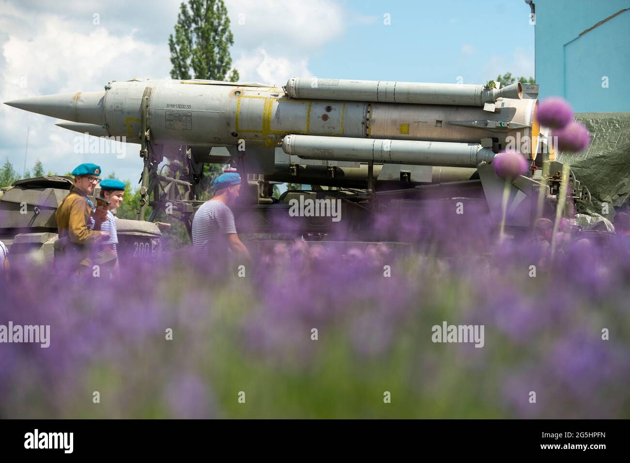 Milovice, Tschechische Republik. Juni 2021. Militärparade anlässlich des Abgangs sowjetischer Truppen aus der Tschechoslowakei in Milovice, Tschechische Republik, 26. Juni 2021. Eine Gruppe von oppositionellen Gesetzgebern möchte den Abzug der sowjetischen Truppen aus der ehemaligen Tschechoslowakei im Jahr 1991 als Gedenktag verklagen. Quelle: Josef Vostarek/CTK Photo/Alamy Live News Stockfoto