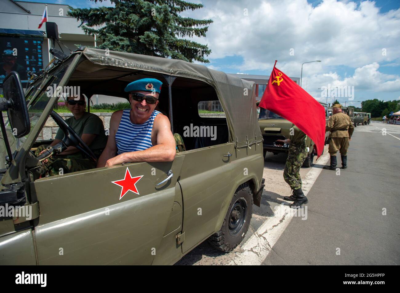Milovice, Tschechische Republik. Juni 2021. Militärparade anlässlich des Abgangs sowjetischer Truppen aus der Tschechoslowakei in Milovice, Tschechische Republik, 26. Juni 2021. Eine Gruppe von oppositionellen Gesetzgebern möchte den Abzug der sowjetischen Truppen aus der ehemaligen Tschechoslowakei im Jahr 1991 als Gedenktag verklagen. Quelle: Josef Vostarek/CTK Photo/Alamy Live News Stockfoto
