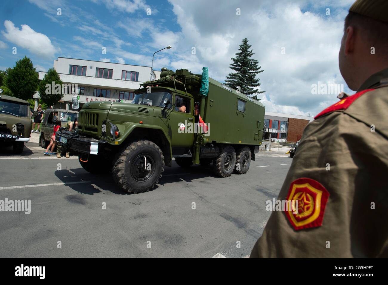 Milovice, Tschechische Republik. Juni 2021. Militärparade anlässlich des Abgangs sowjetischer Truppen aus der Tschechoslowakei in Milovice, Tschechische Republik, 26. Juni 2021. Eine Gruppe von oppositionellen Gesetzgebern möchte den Abzug der sowjetischen Truppen aus der ehemaligen Tschechoslowakei im Jahr 1991 als Gedenktag verklagen. Quelle: Josef Vostarek/CTK Photo/Alamy Live News Stockfoto