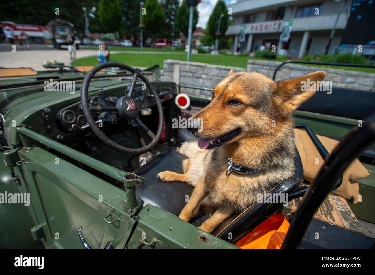 Milovice, Tschechische Republik. Juni 2021. Militärparade anlässlich des Abgangs sowjetischer Truppen aus der Tschechoslowakei in Milovice, Tschechische Republik, 26. Juni 2021. Eine Gruppe von oppositionellen Gesetzgebern möchte den Abzug der sowjetischen Truppen aus der ehemaligen Tschechoslowakei im Jahr 1991 als Gedenktag verklagen. Quelle: Josef Vostarek/CTK Photo/Alamy Live News Stockfoto
