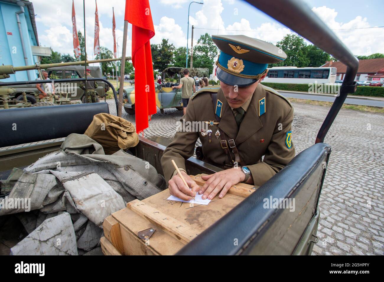 Milovice, Tschechische Republik. Juni 2021. Militärparade anlässlich des Abgangs sowjetischer Truppen aus der Tschechoslowakei in Milovice, Tschechische Republik, 26. Juni 2021. Eine Gruppe von oppositionellen Gesetzgebern möchte den Abzug der sowjetischen Truppen aus der ehemaligen Tschechoslowakei im Jahr 1991 als Gedenktag verklagen. Quelle: Josef Vostarek/CTK Photo/Alamy Live News Stockfoto