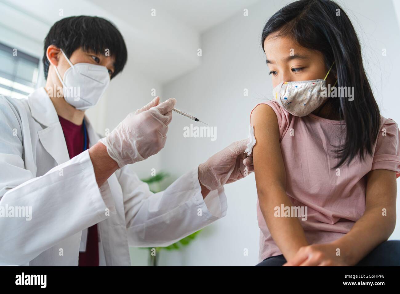 Impfung von Kleinkind, Coronavirus und Covid-19-Konzept. Stockfoto