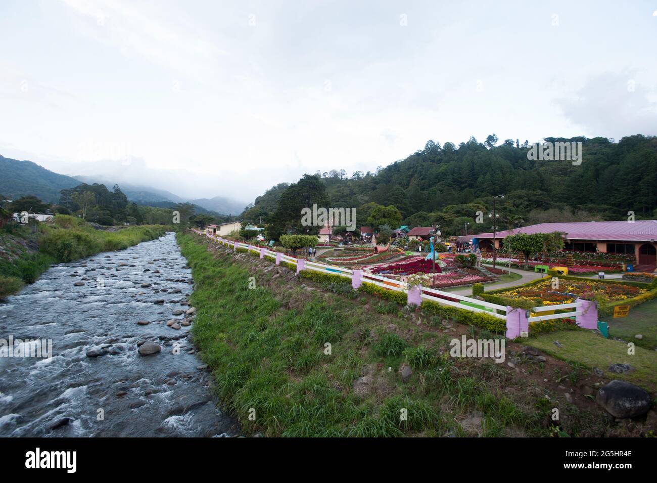 Blick auf den Fluss Caldera und die Stadt Boquete, Chiriquí Vorsehung, Panama. Stockfoto