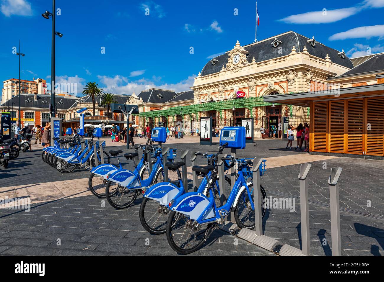 NIZZA, FRANKREICH - 23. AUGUST 2014: Fahrradverleih auf dem Platz vor dem Hauptbahnhof von Nizza - berühmtem Touristenort an der französischen Riviera Stockfoto