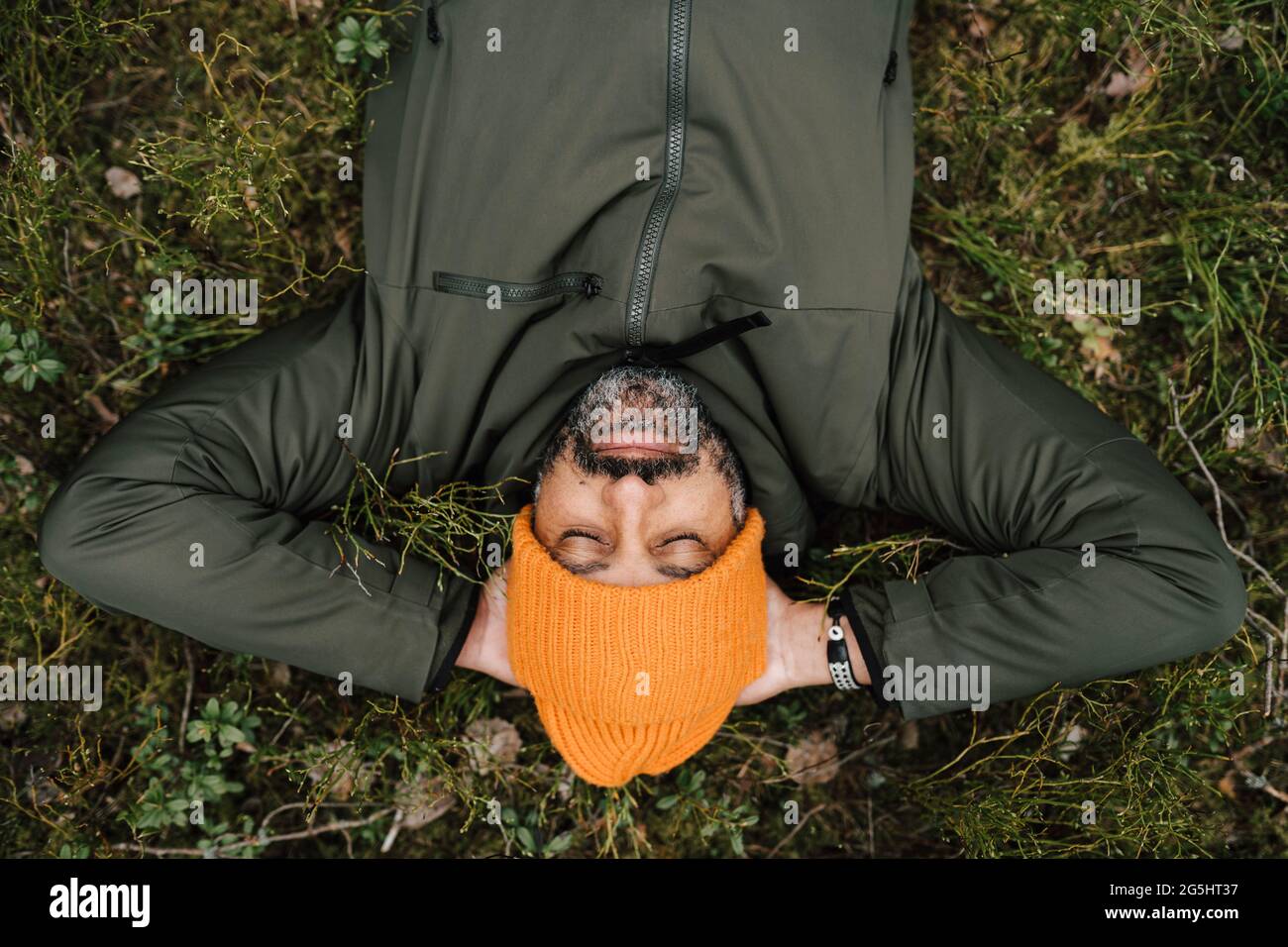 Direkt über dem Schuss eines Menschen, der an Land im Wald liegt Stockfoto