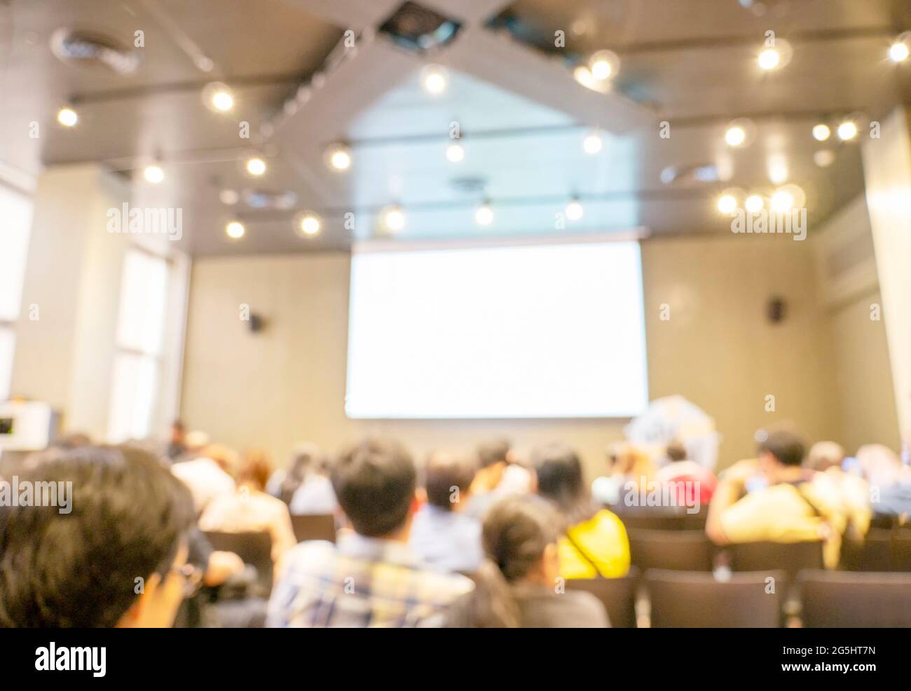 Blur Hintergrund Seminar Business Event in Auditorium Halle Kongress Publikum Präsentation Meeting im Konferenzraum präsentieren Bildschirm für Unternehmer Stockfoto