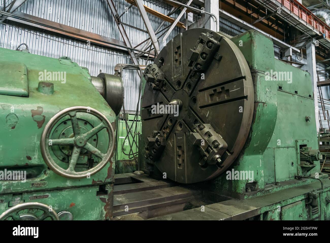 Drehmaschine in Pipe Factory Produktionslinie, Metallbearbeitung Schwerindustrie. Stockfoto
