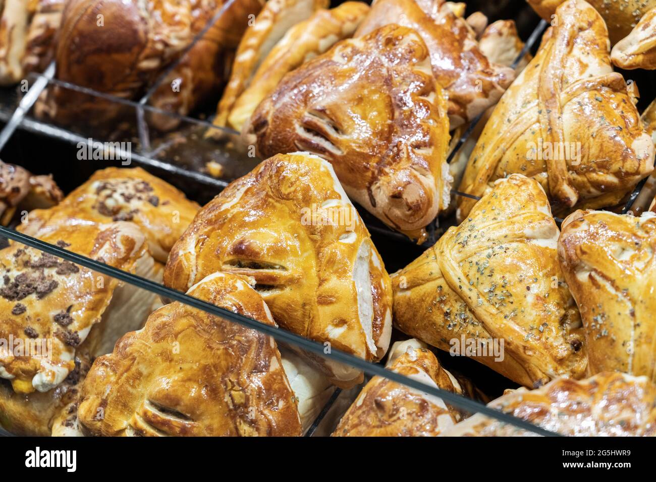 Empanada ist ein gebackenes oder gebratenes Gebäck und Fleisch, Käse, Tomaten, Mais oder andere Zutat gefüllte Füllung häufig in Südeuropa, Lateinamerika, ein Stockfoto