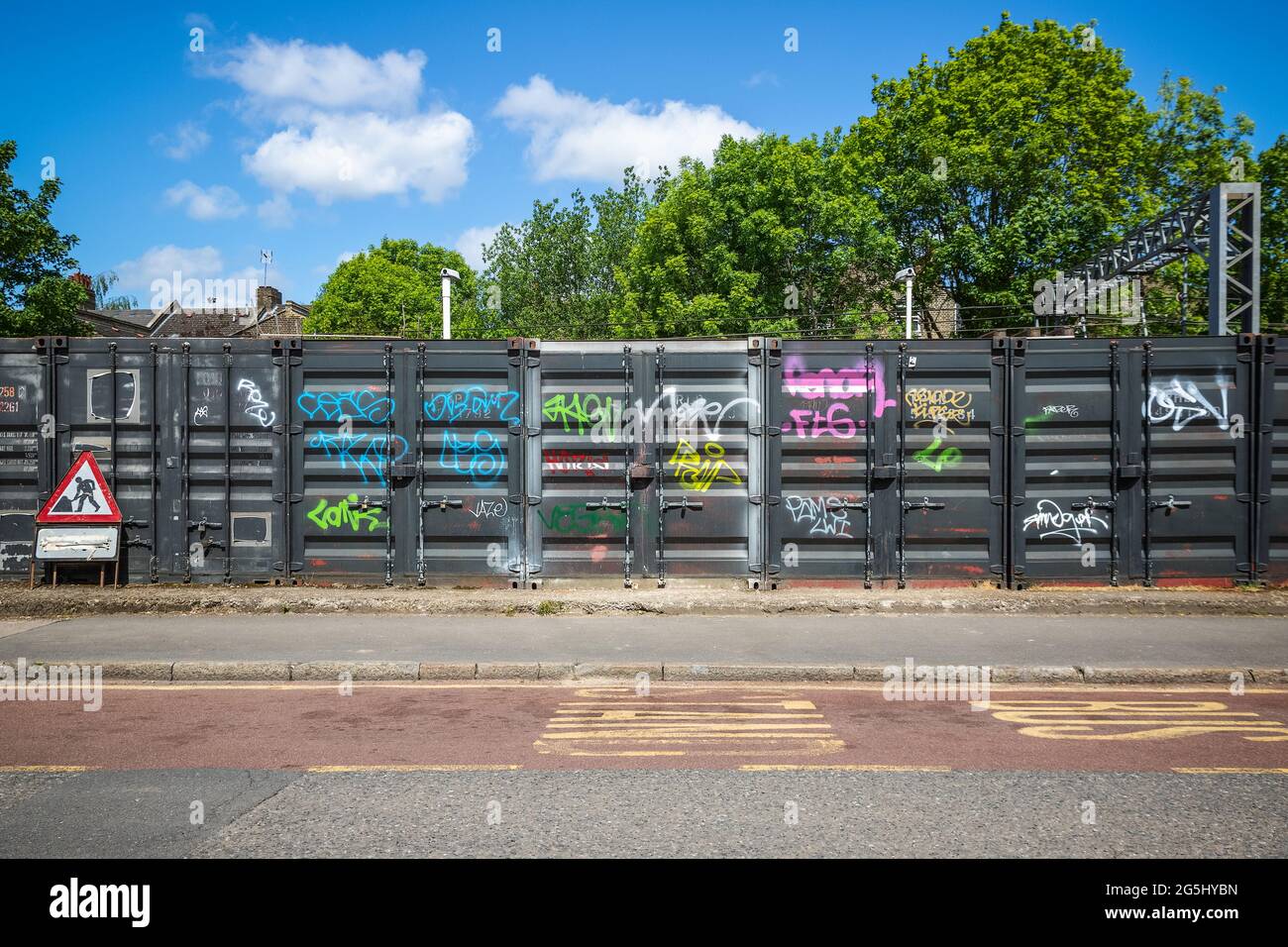 London, Großbritannien - 10. Mai 2021 - farbenfrohe Graffiti auf einer Reihe von Containern rund um das Kensal Rise Gebiet Stockfoto