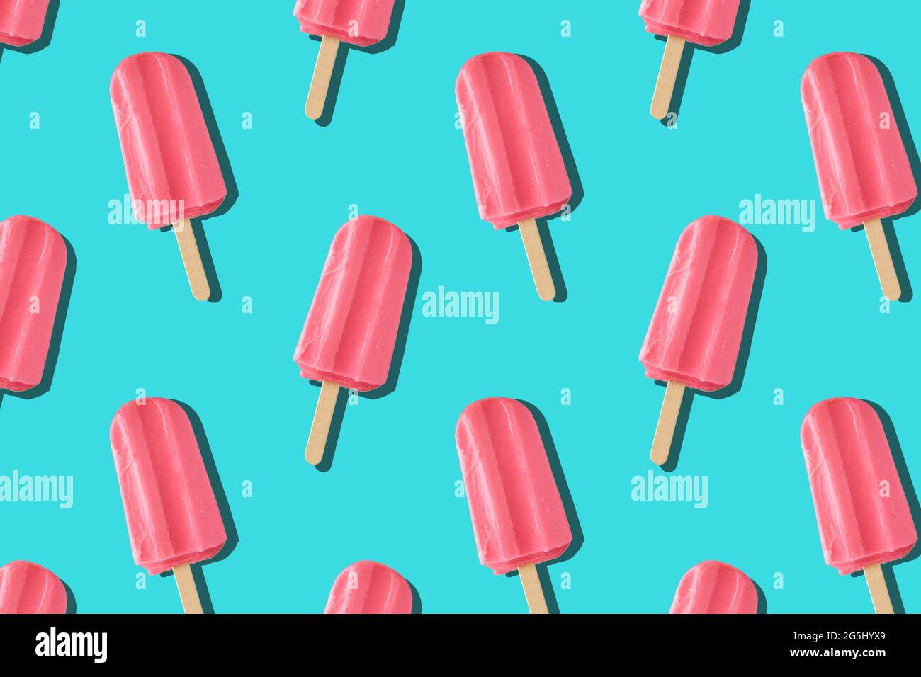 Eisdiele auf blauem Hintergrund. Nahtloses Muster. Sommerhintergrund Stockfoto