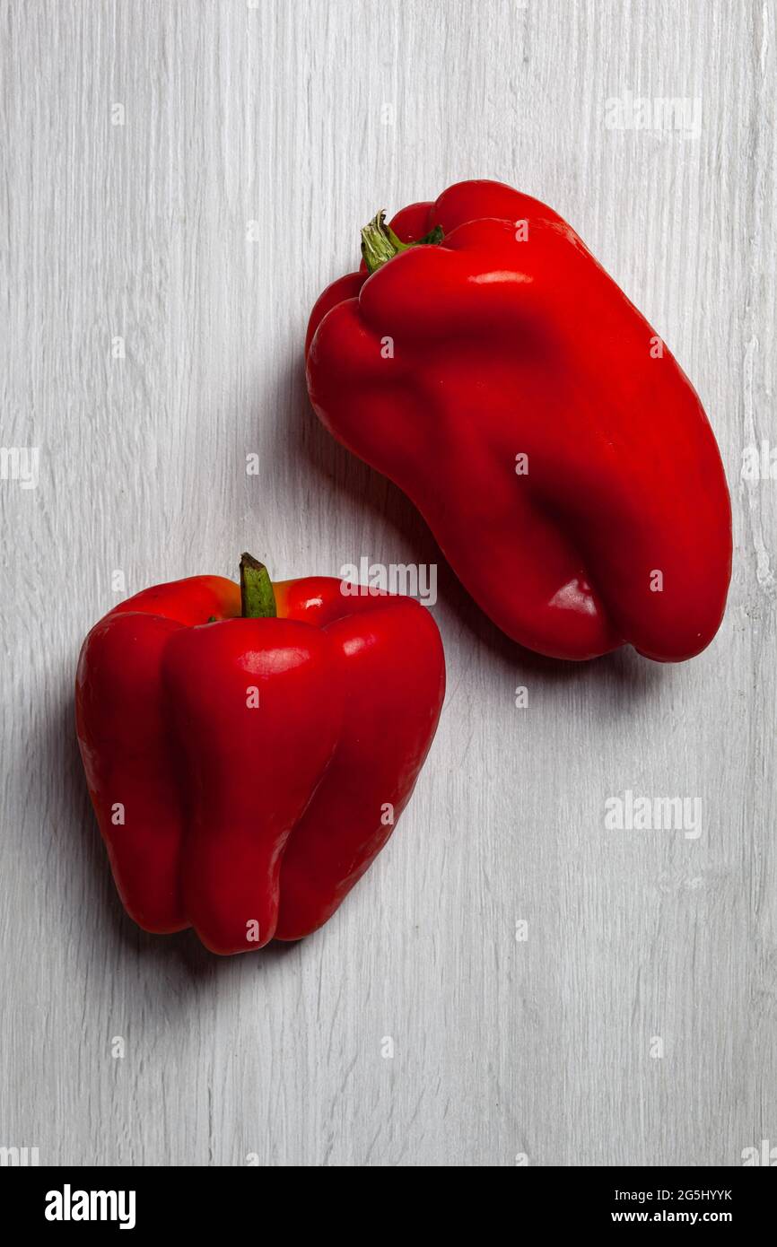 Zwei rote Paprika auf weißem Tisch. Von oben aufgenommen. Stockfoto