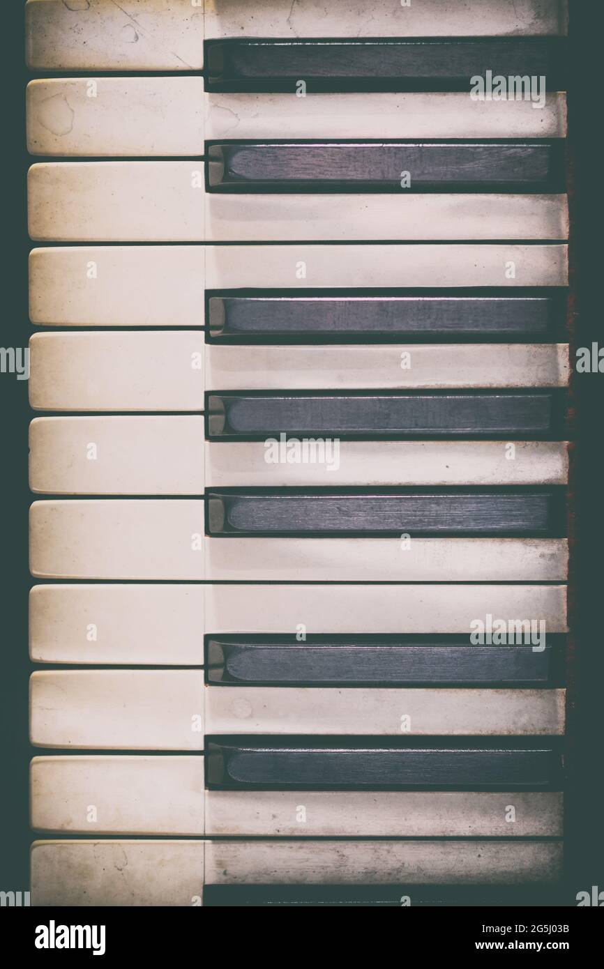 Klaviertastatur eines klassischen Holzklaviers. Stockfoto