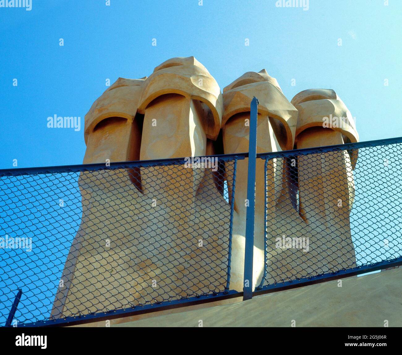 AZOTEA-DET CHIMENEA-MODERNISMO - FOTO AÑOS 90. Autor: ANTONI GAUDI (1852-1926). LAGE: CASA MILA O LA PEDRERA-AUSSEN. Barcelona. SPANIEN. Stockfoto