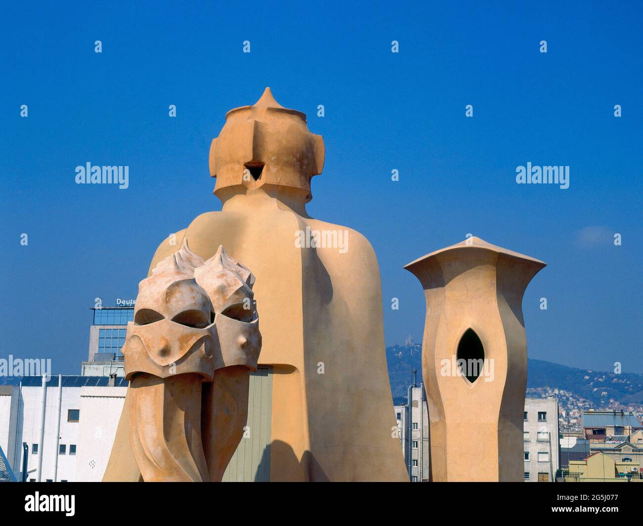 AZOTEA-DET CHIMENEAS QUE FORMAN VERDADERAS ESCULTURAS-MODERNISMO - FOTO AÑOS 90. Autor: ANTONI GAUDI (1852-1926). LAGE: CASA MILA O LA PEDRERA-AUSSEN. Barcelona. SPANIEN. Stockfoto