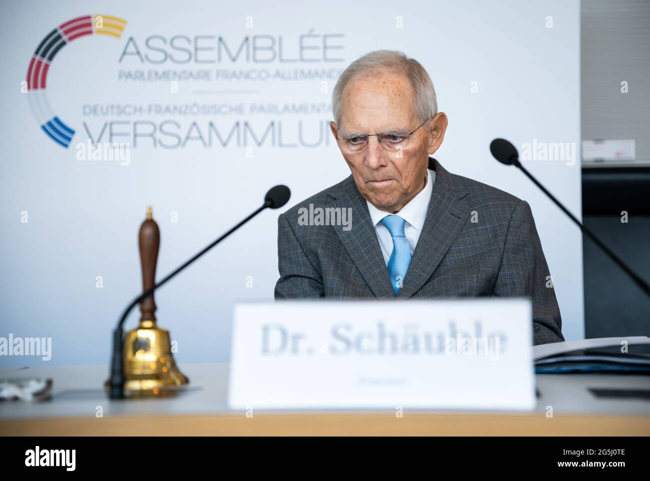 Berlin, Deutschland. Juni 2021. Bundestagspräsident Wolfgang Schäuble (CDU) sitzt vor der Eröffnung der letzten Sitzung der Deutsch-Französischen Parlamentarischen Versammlung dieser Bundestagswahlperiode, die als hybride Veranstaltung stattfindet, im Bundestag. Die deutsch-französische Parlamentarische Versammlung, die zweimal im Jahr tagt, setzt sich aus 100 Mitgliedern zusammen, darunter 50 Mitglieder des Deutschen Bundestages und 50 Mitglieder der Assemblee nationale. Quelle: Bernd von Jutrczenka/dpa/Alamy Live News Stockfoto