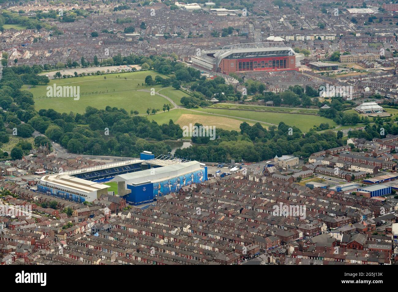 Eine Luftaufnahme der beiden Fußballplätze von Liverpool, Everton & Liverpool FC, mit Stanley Park dazwischen, Merseyside, Nordwestengland, Großbritannien Stockfoto