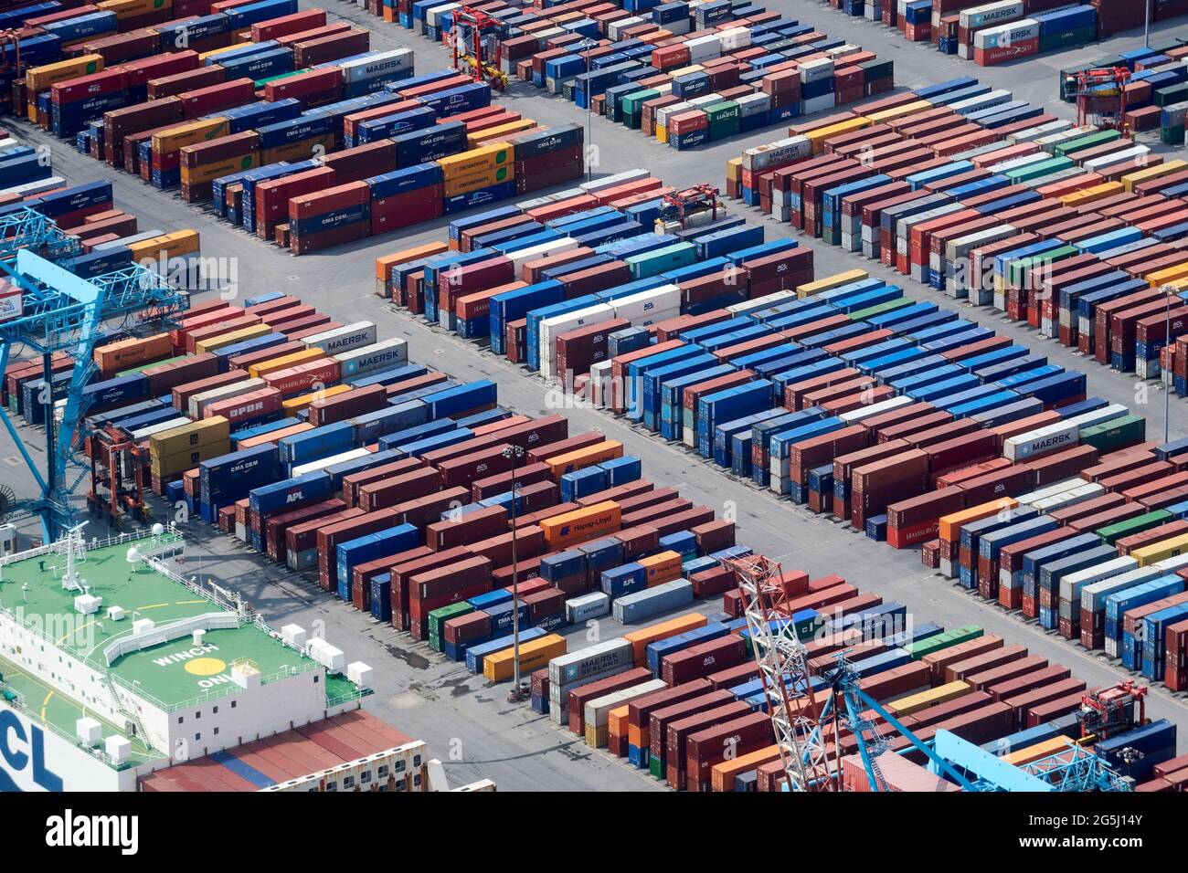 Container, die darauf warten, auf Schiffe in Seaforth Docks, Port of Liverpool am Fluss Mersey, Nordwestengland, Großbritannien, verladen zu werden Stockfoto