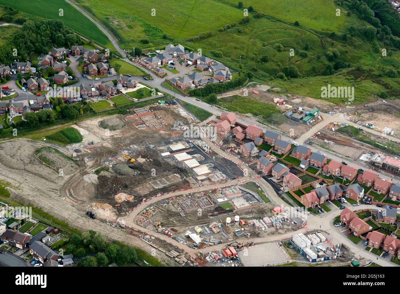 Eine Luftaufnahme des im Bau befindlichen neuen Wohnbaus, Harrogate, North Yorkshire, Nordengland, Großbritannien Stockfoto