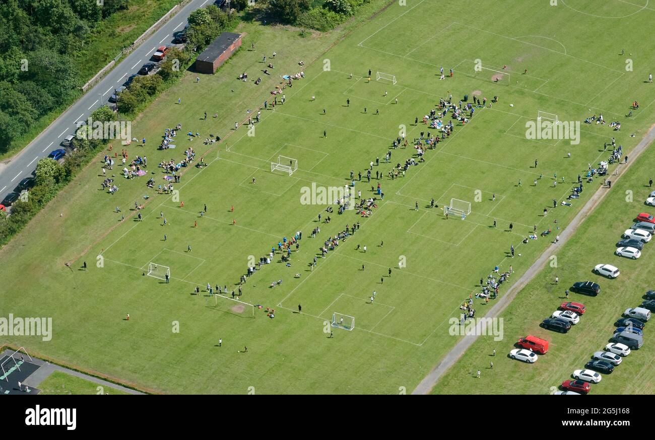 Eine Luftaufnahme des Fußballs junger Menschen, an einem sonnigen Samstagnachmittag, Darwin, Nordwestengland, Großbritannien Stockfoto