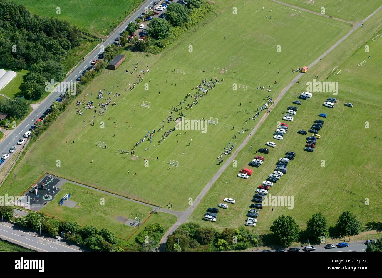 Eine Luftaufnahme des Fußballs junger Menschen, an einem sonnigen Samstagnachmittag, Darwin, Nordwestengland, Großbritannien Stockfoto