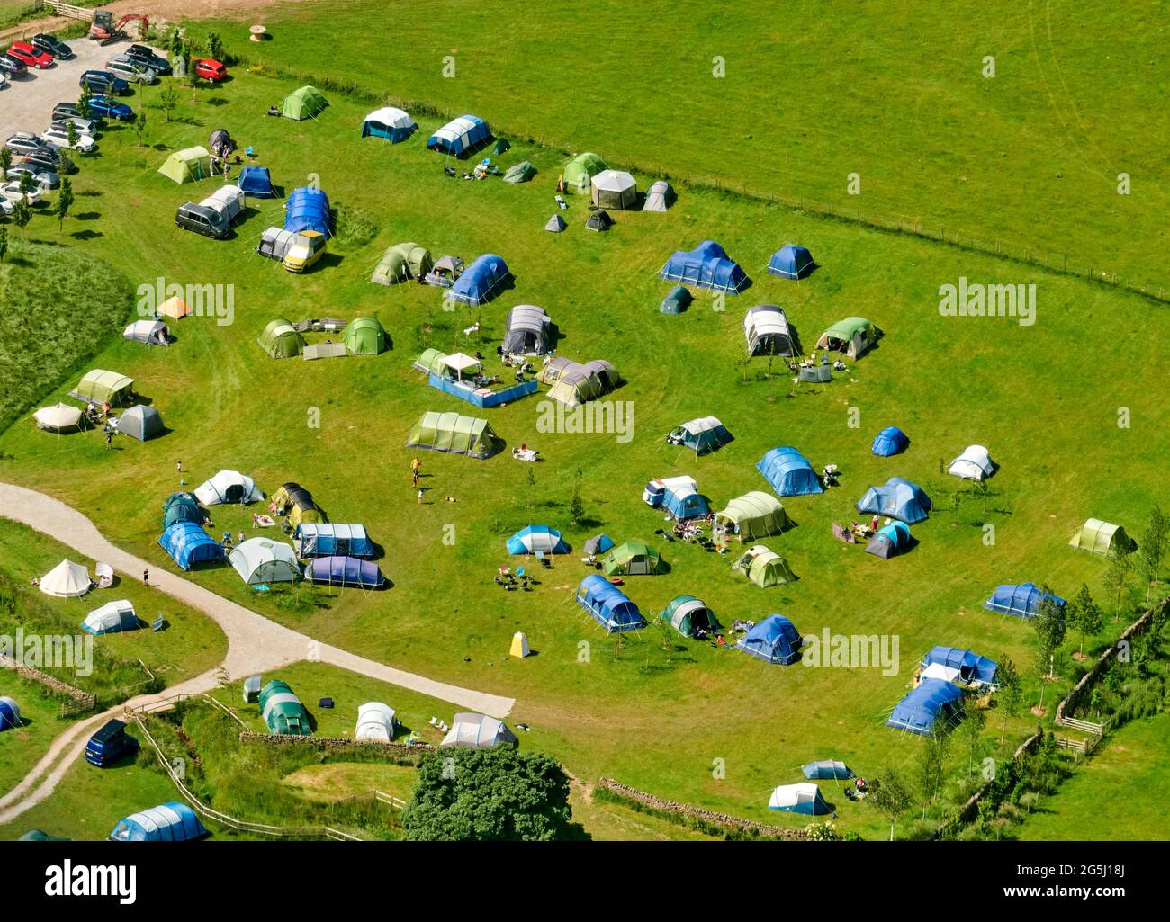 Camping und Glaamping auf einem Bauernhof in Bolton Abbey in den Yorkshire Dales, in der Nähe von Skipton, Nordengland, Großbritannien Stockfoto